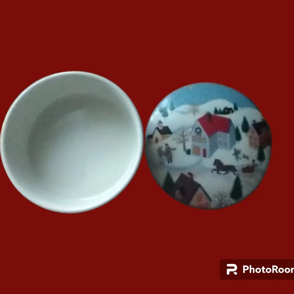 Mikasa HOLIDAY VILLAGE Candy Dish/ Trinket Box Made In JapanThis delightful can
